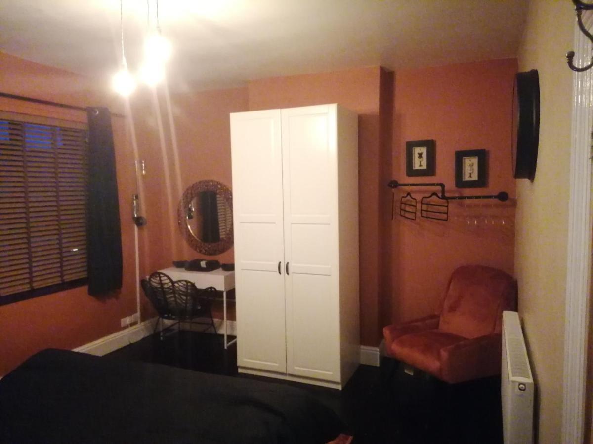 Spacious Home - King Size Bed - Pets - In Oak Hill Trent Vale Exterior photo